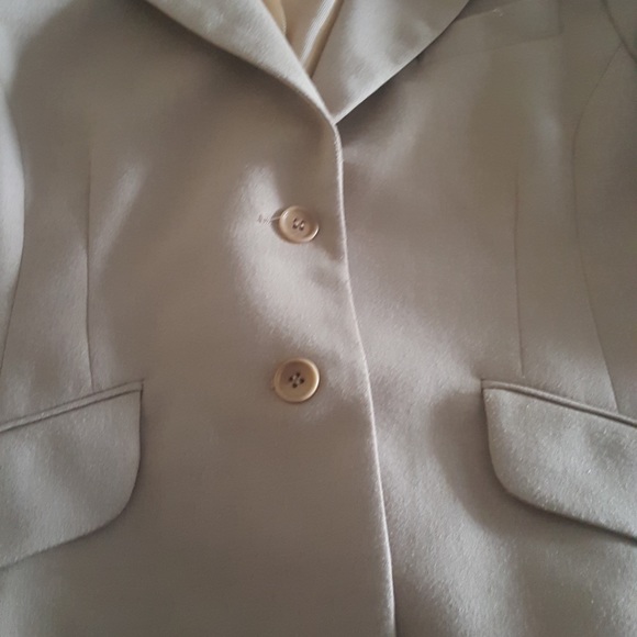 Ladies Suit.  BCBG Max Azeris Soft wool Capri Suit. - Picture 7 of 8